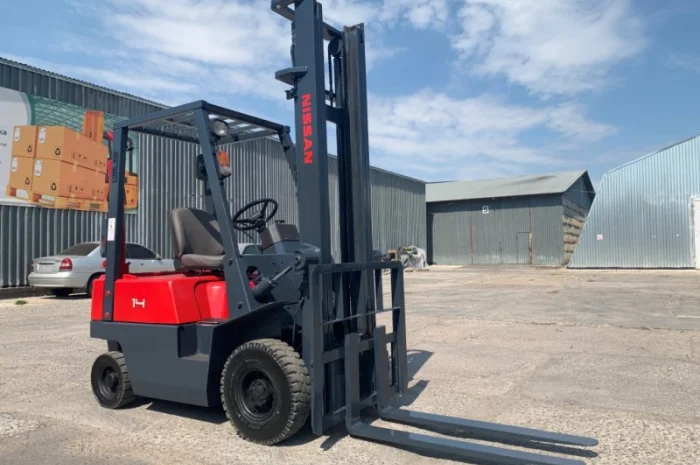 Вилочный бензиновый автопогрузчик Nissan с мачтой на 4 метра- фото № 5