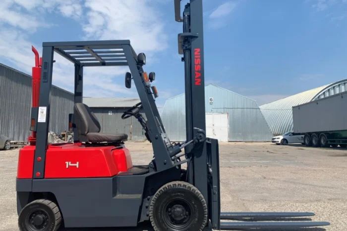 Вилочный бензиновый автопогрузчик Nissan с мачтой на 4 метра- фото № 6