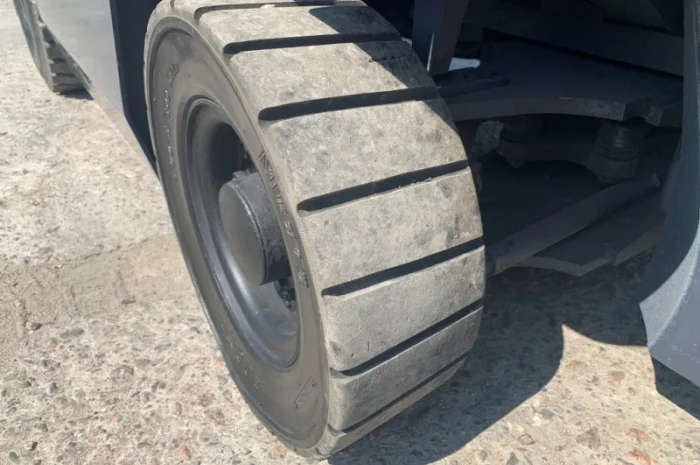 Вилочный бензиновый автопогрузчик Nissan с мачтой на 4 метра- фото № 7