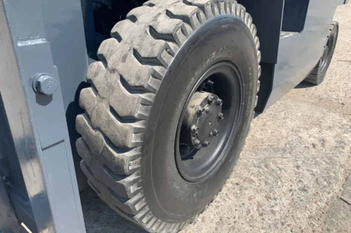 Вилочный бензиновый автопогрузчик Nissan с мачтой на 4 метра- фото № 8