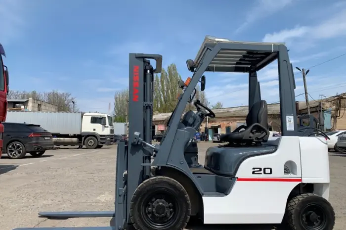 Вилочний навантажувач Nissan P1F2A20D з кабiной та грубою- фото № 1