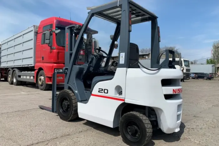 Вилочний навантажувач Nissan P1F2A20D з кабiной та грубою- фото № 3