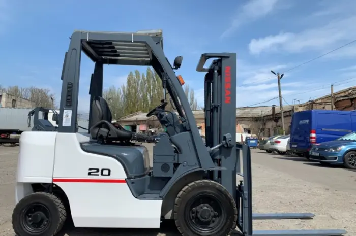 Вилочний навантажувач Nissan P1F2A20D з кабiной та грубою- фото № 6