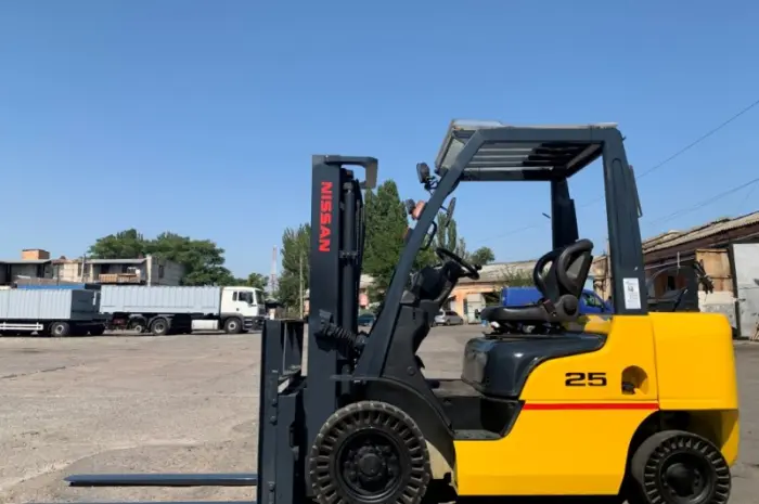 Вилочний навантажувач Nissan U1F2A25D із синхронним позиціонером вил- фото № 1