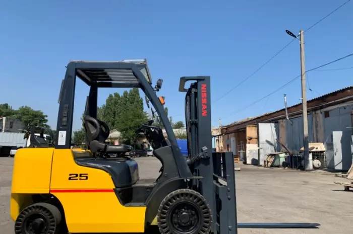 Вилочний навантажувач Nissan U1F2A25D із синхронним позиціонером вил- фото № 6