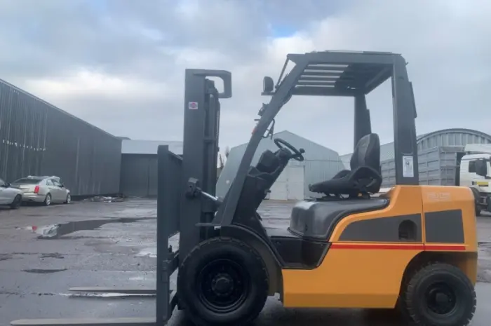 Вилочний погрузчик Nissan P1F2A25J на новій гумі пневмо, з напрацюванням 4318 мотогодин- фото № 1