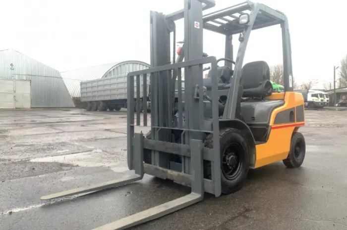 Вилочний погрузчик Nissan P1F2A25J на новій гумі пневмо, з напрацюванням 4318 мотогодин- фото № 2