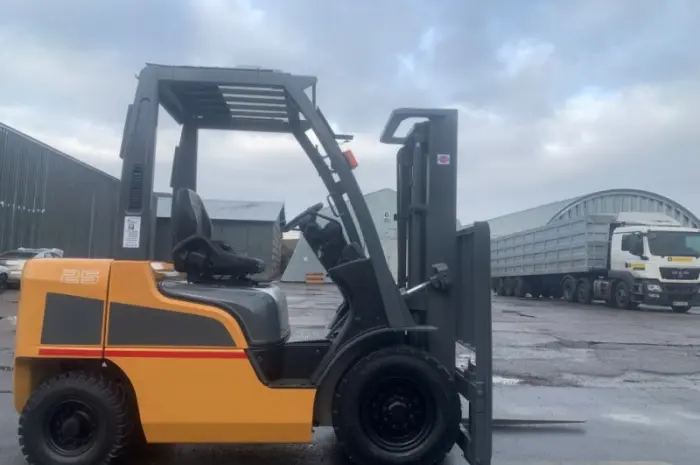 Вилочний погрузчик Nissan P1F2A25J на новій гумі пневмо, з напрацюванням 4318 мотогодин- фото № 4