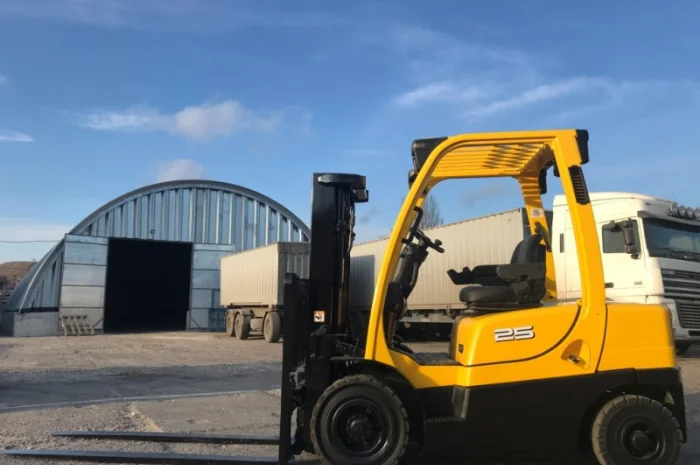 Вилочный погрузчик Hyster с мачтой триплекс и боковым смещением- фото № 1