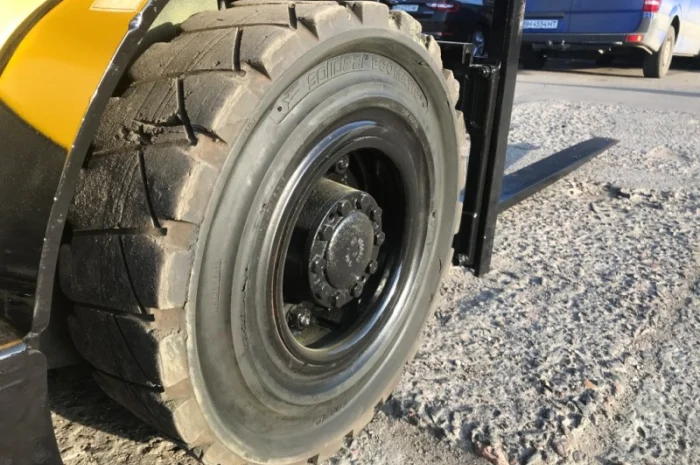 Вилочный погрузчик Hyster с мачтой триплекс и боковым смещением- фото № 11