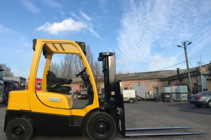 Вилочный погрузчик Hyster с мачтой триплекс и боковым смещением- фото № 2