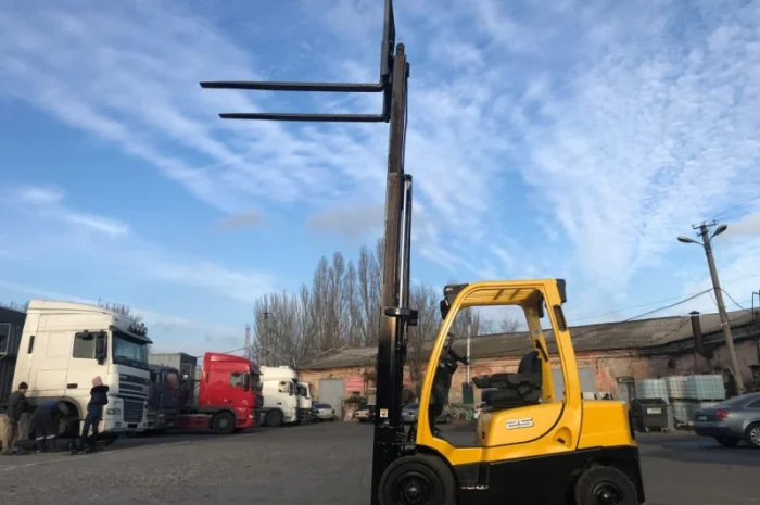 Вилочный погрузчик Hyster с мачтой триплекс и боковым смещением- фото № 4