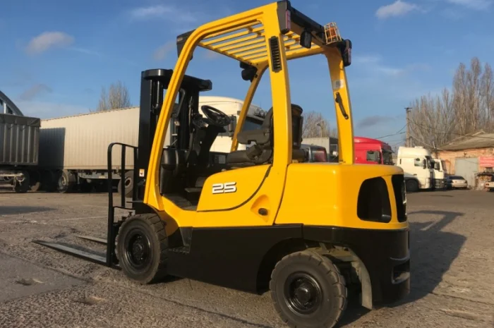 Вилочный погрузчик Hyster с мачтой триплекс и боковым смещением- фото № 6