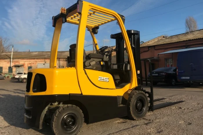 Вилочный погрузчик Hyster с мачтой триплекс и боковым смещением- фото № 7