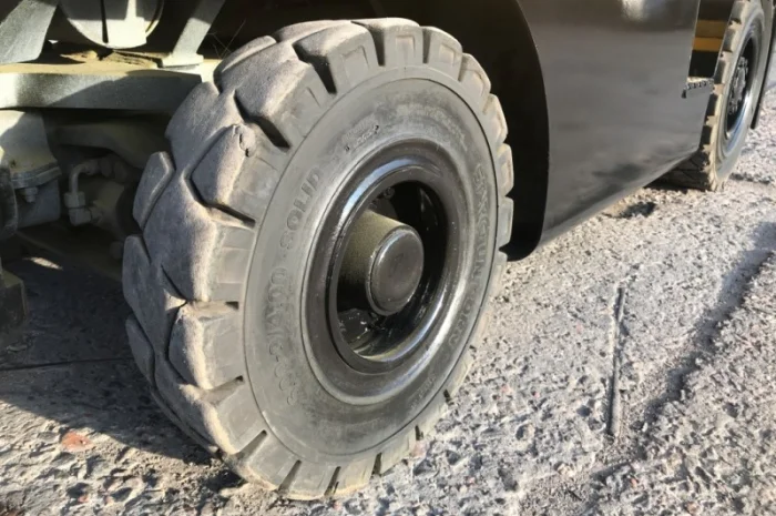 Вилочный погрузчик Hyster с мачтой триплекс и боковым смещением- фото № 9