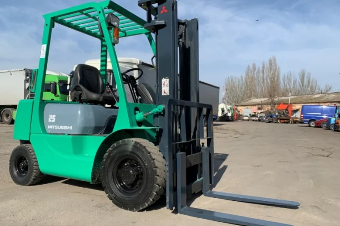 Вилочный бензиновый автопогрузчик Mitsubishi на 2.5 тонны- фото № 1