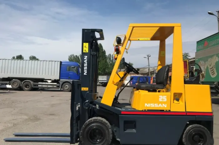 Газ-бензиновый вилочный погрузчик Nissan компакт-модель на 2.5 тонны- фото № 2
