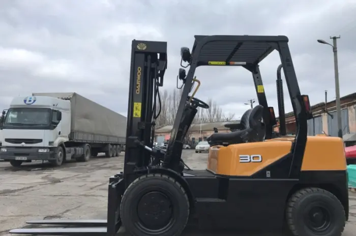 Дизельный вилочный автопогрузчик Дэу с боковым смещением и мачтой вагонник- фото № 1