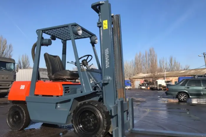 Вилочный дизельный автопогрузчик Toyota 02-3FD30 на 3 тонны- фото № 3