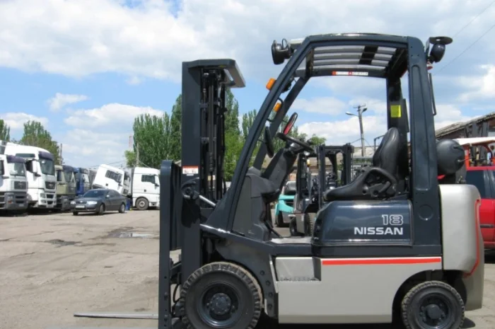Газовый вилочный погрузчик Nissan на 1.75 тонны вагонник с боковым смещением- фото № 1
