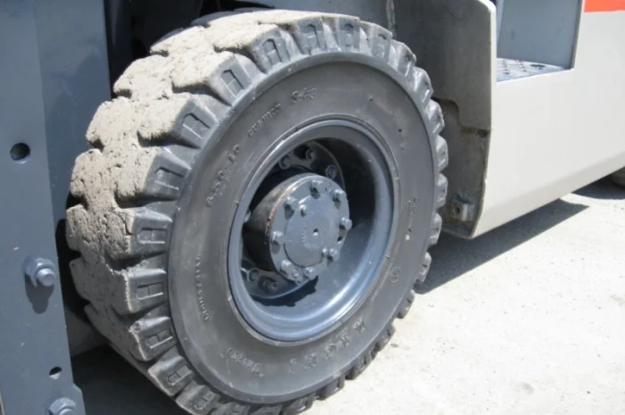 Газовый вилочный погрузчик Nissan на 1.75 тонны вагонник с боковым смещением- фото № 9