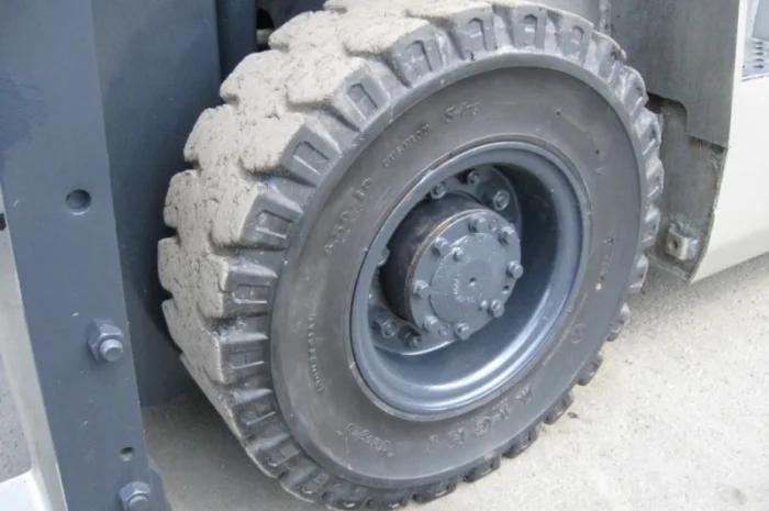 Газовый вилочный погрузчик Nissan на 1.75 тонны вагонник с боковым смещением- фото № 10