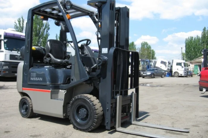 Газовый вилочный погрузчик Nissan на 1.75 тонны вагонник с боковым смещением- фото № 2