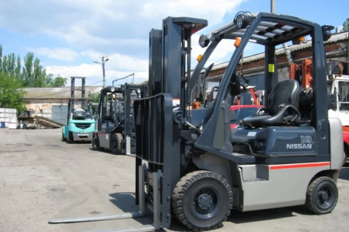 Газовый вилочный погрузчик Nissan на 1.75 тонны вагонник с боковым смещением- фото № 3