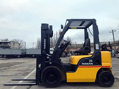 Вилочный газовый автопогрузчик Nissan на 2 тонны с боковым смещением- фото № 1