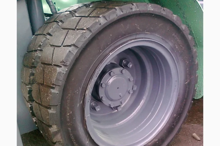 Погрузчик Mitsubishi на 3 тонны на спареных колёсах- фото № 8