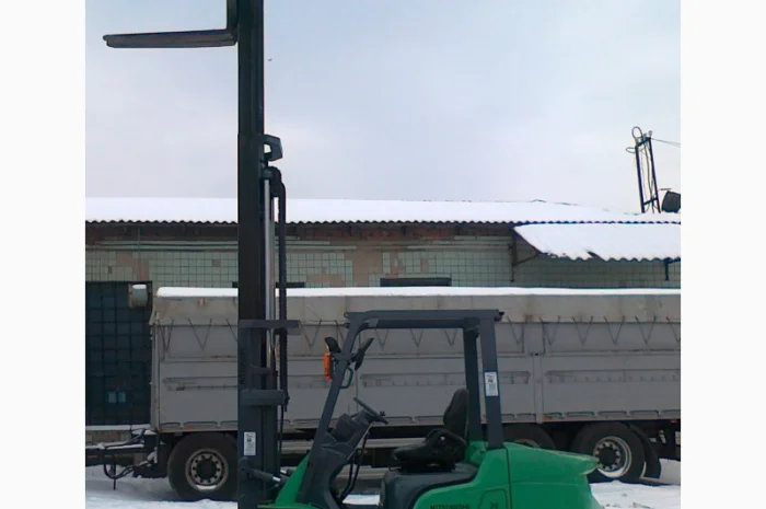 Погрузчик Mitsubishi на 3 тонны на спареных колёсах- фото № 13