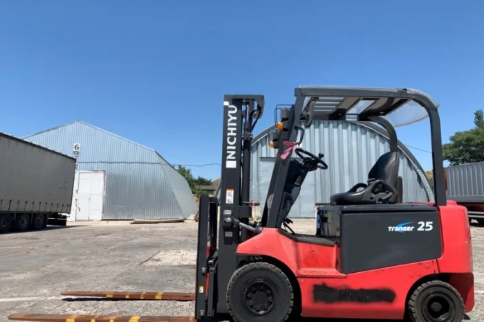 Вилочный электропогрузчик Nichiyu (NYC) с мачтой вагонник с боковым смещением- фото № 1