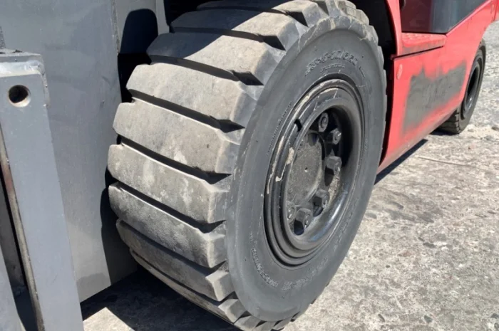 Вилочный электропогрузчик Nichiyu (NYC) с мачтой вагонник с боковым смещением- фото № 11