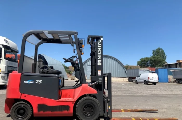 Вилочный электропогрузчик Nichiyu (NYC) с мачтой вагонник с боковым смещением- фото № 4