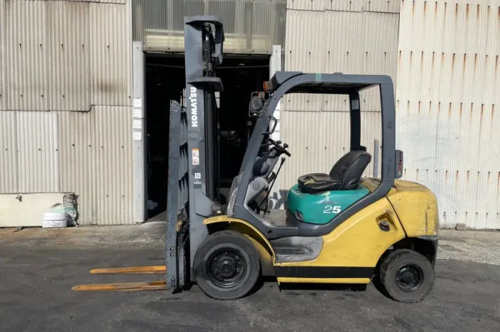 Вилковий автонавантажувач Komatsu з бічним зміщенням. Модель: FG25C-15- фото № 1