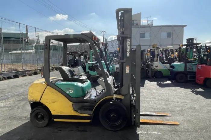 Вилковий автонавантажувач Komatsu з бічним зміщенням. Модель: FG25C-15- фото № 2