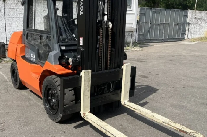 Навантажувач вилковий 4т. Toyota 427FD40 Вагонник дизель кабіна- фото № 1