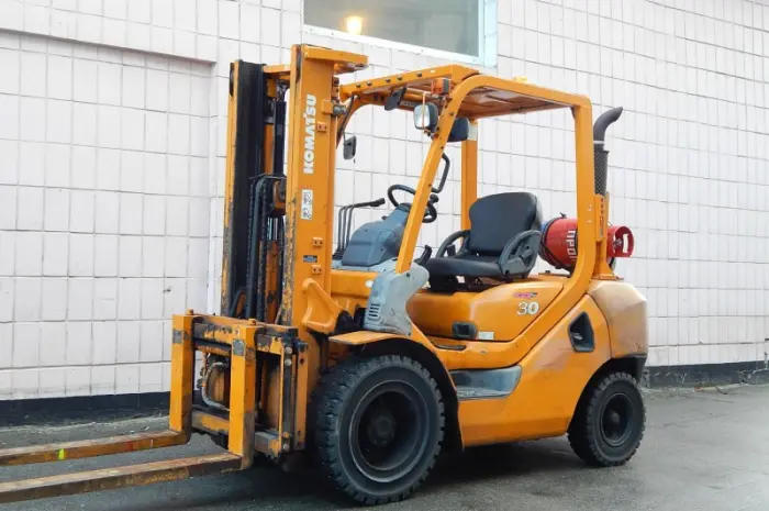 Вилочный погрузчи б/у газ-бензин KOMATSU FG30C-15- фото № 1