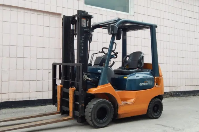 Вилочный погрузчик TOYOTA 02-7FGKL20, 2000г, бензин- фото № 1