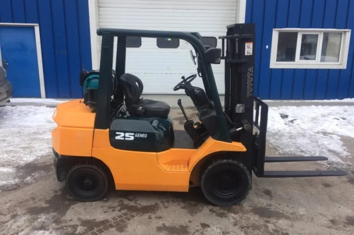Вилочный погрузчик Toyota 7FGL25- фото № 1