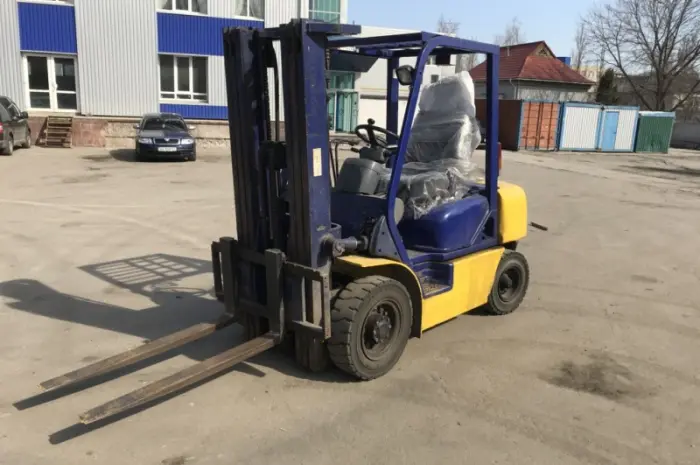 Дизельный погрузчик Komatsu FD25T-14, 2000 г., 3880 м/ч, вагонник- фото № 2