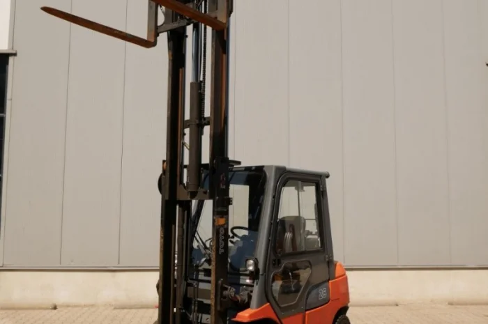 Вилочный погрузчик 2.5т., газовый погрузчик Toyota 42-7FGF25, вагонник, кабина- фото № 1