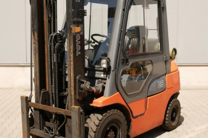 Вилочный погрузчик 2.5т., газовый погрузчик Toyota 42-7FGF25, вагонник, кабина- фото № 2