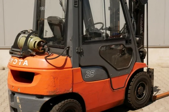 Вилочный погрузчик 2.5т., газовый погрузчик Toyota 42-7FGF25, вагонник, кабина- фото № 3