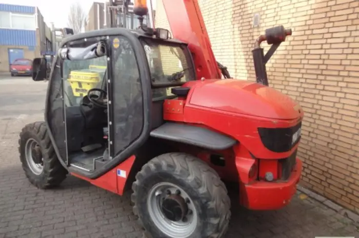Телескопический погрузчик Manitou MLT523T, 2005 г- фото № 6