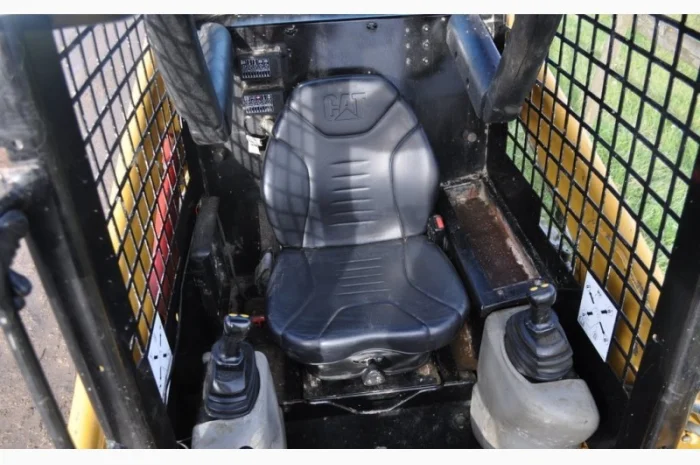 Мини-погрузчик CATERPILLAR 216 B3 2011 года- фото № 6