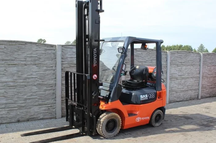 Кара погрузчик Toyota 7FGF18, газ, 4.5 м.подъем- фото № 1