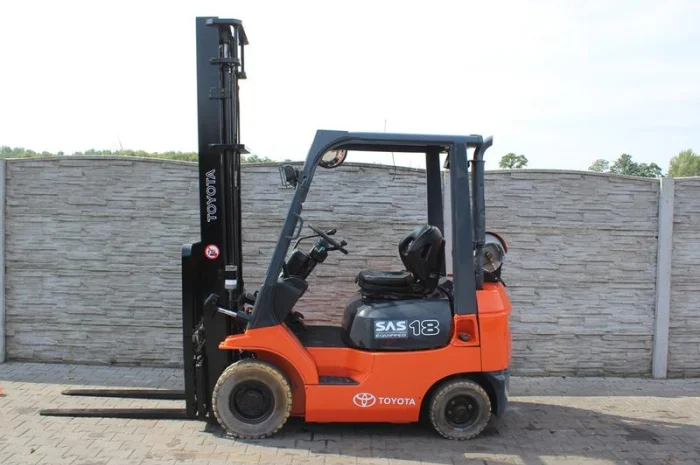 Кара погрузчик Toyota 7FGF18, газ, 4.5 м.подъем- фото № 3