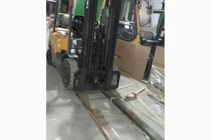 Вилочный погрузчик ТСМ FG25, вагонник, 2010 года- фото № 1