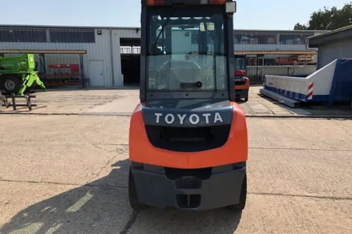 Дизельный погрузчик Toyota 02-8FDF30, новый, кабина, 0 мч, 2015 года, рычаги- фото № 1
